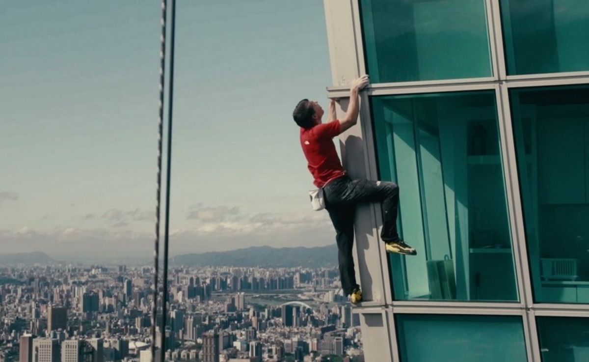 沒有廣告的 147 分鐘窒息：Netflix 直播《赤手獨攀台北 101》，Alex 如何讓全球訂閱戶集體忘記呼吸？